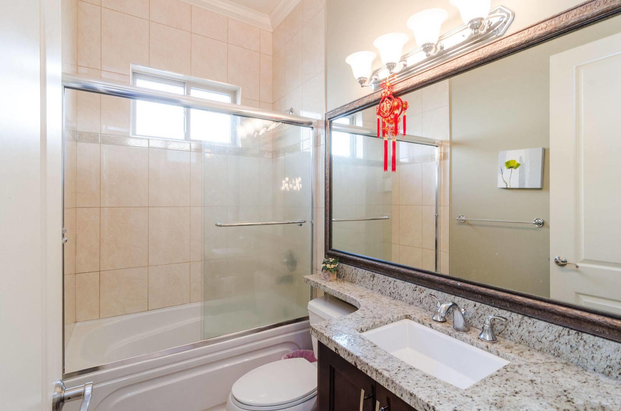 Imperial House Bed & Breakfast Burnaby Bagian luar foto